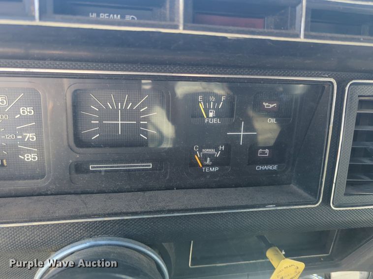 image for item NG9327 1984 Ford F7000 flatbed truck