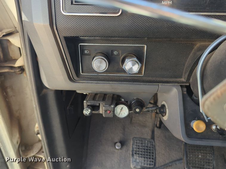 image for item NG9327 1984 Ford F7000 flatbed truck