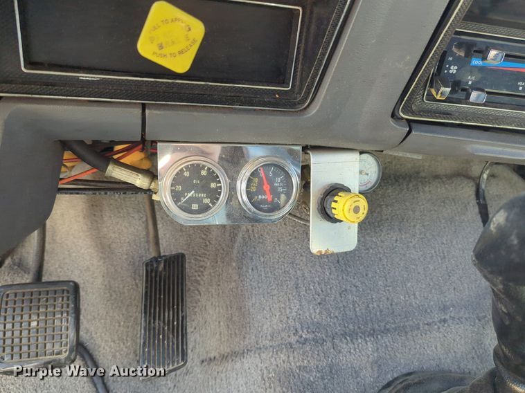 image for item NG9327 1984 Ford F7000 flatbed truck