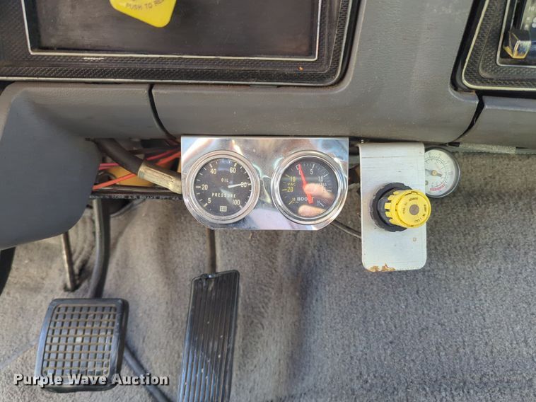 image for item NG9327 1984 Ford F7000 flatbed truck