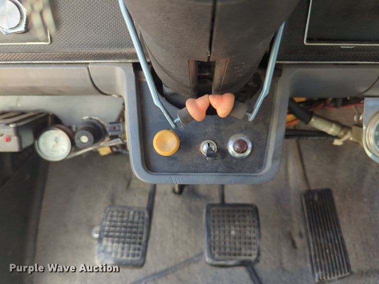 image for item NG9327 1984 Ford F7000 flatbed truck