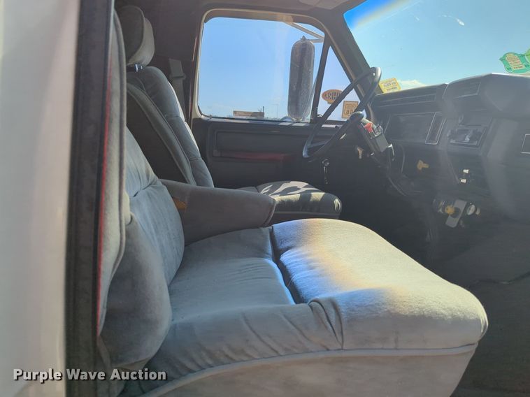 image for item NG9327 1984 Ford F7000 flatbed truck