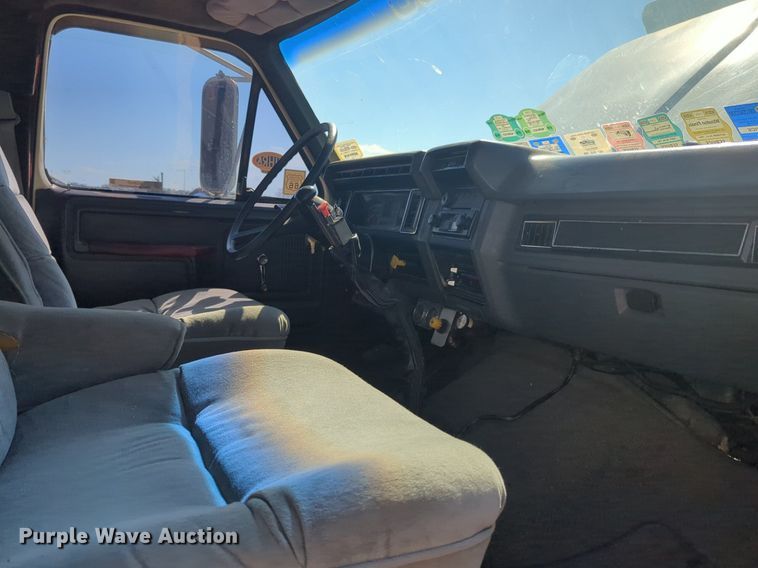 image for item NG9327 1984 Ford F7000 flatbed truck