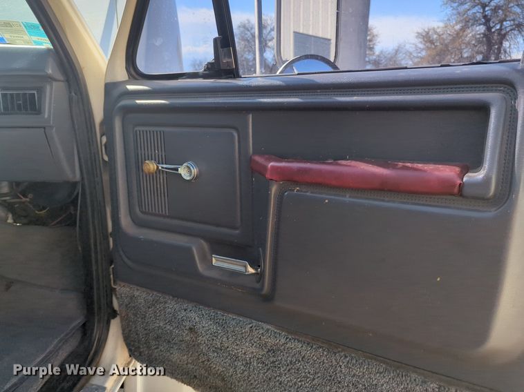 image for item NG9327 1984 Ford F7000 flatbed truck