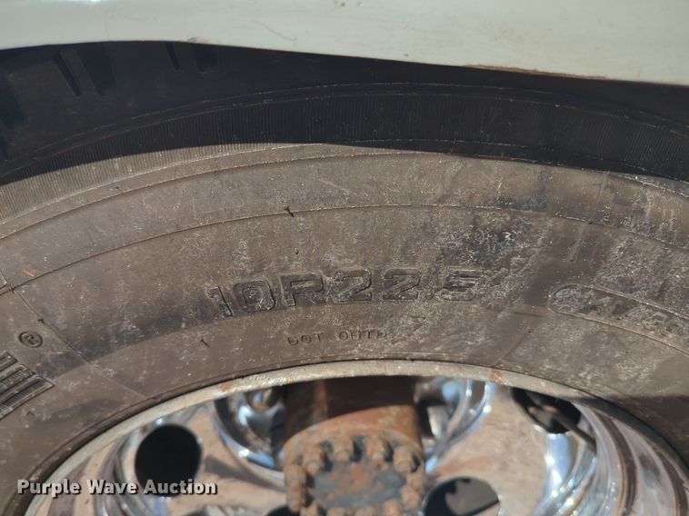 image for item NG9327 1984 Ford F7000 flatbed truck