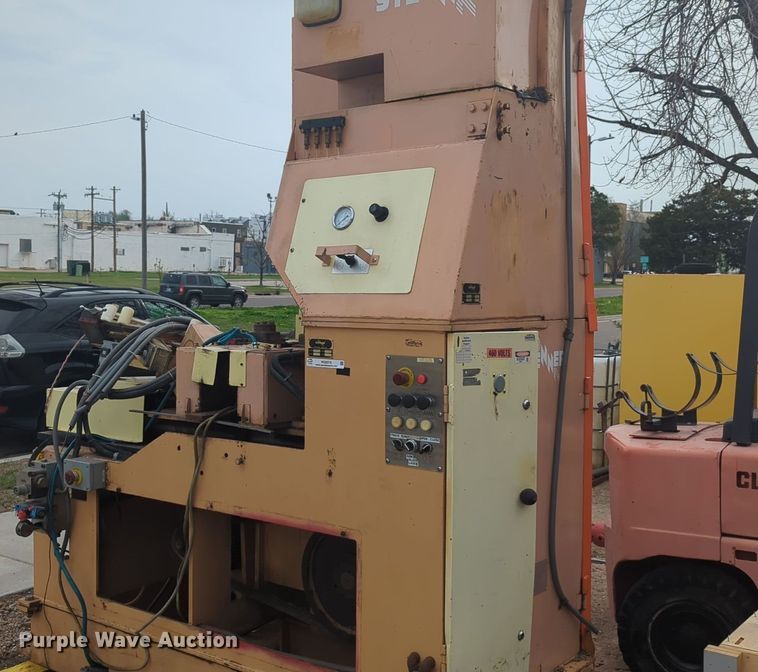 image for item NG9379 1999 Stenner  VHE AU10708 band saw