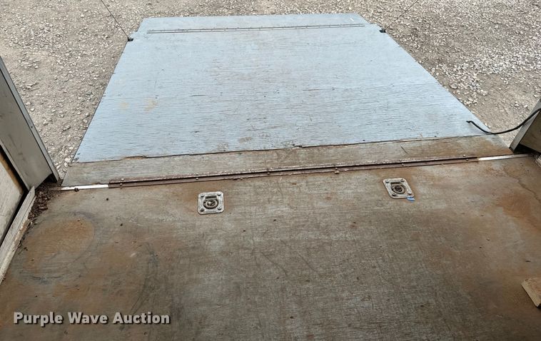 image for item NH9068 2000 Haulmark G818T2-102 enclosed cargo trailer