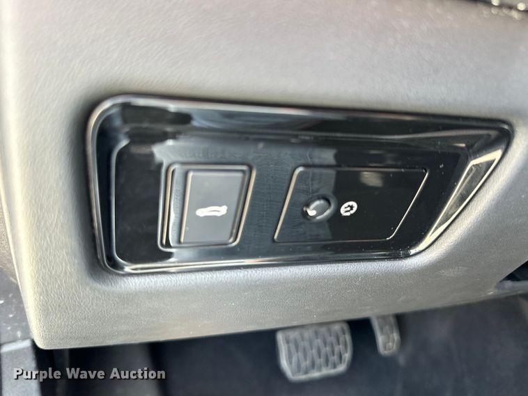 image for item OE9052 2017 Jaguar XE Premium 