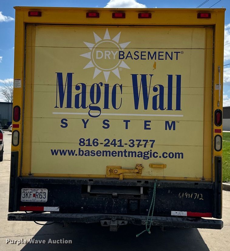 image for item OF9361 2006 GMC Savana G3500 box truck