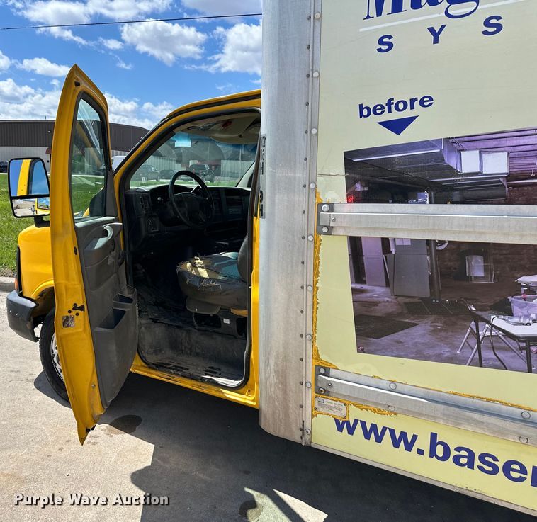 image for item OF9361 2006 GMC Savana G3500 box truck