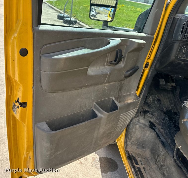 image for item OF9361 2006 GMC Savana G3500 box truck