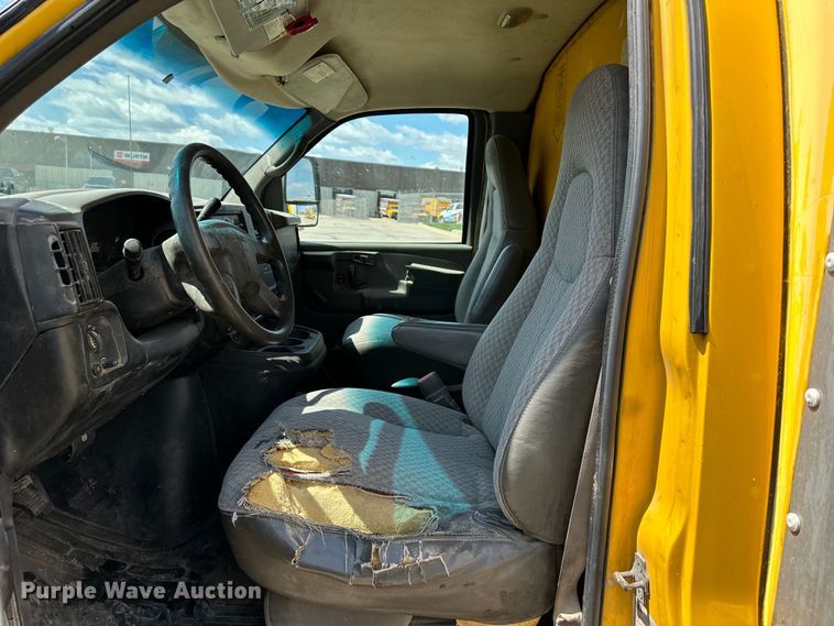 image for item OF9361 2006 GMC Savana G3500 box truck
