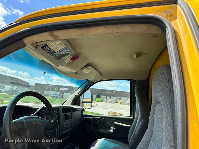image for item OF9361 2006 GMC Savana G3500 box truck