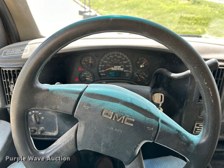 image for item OF9361 2006 GMC Savana G3500 box truck