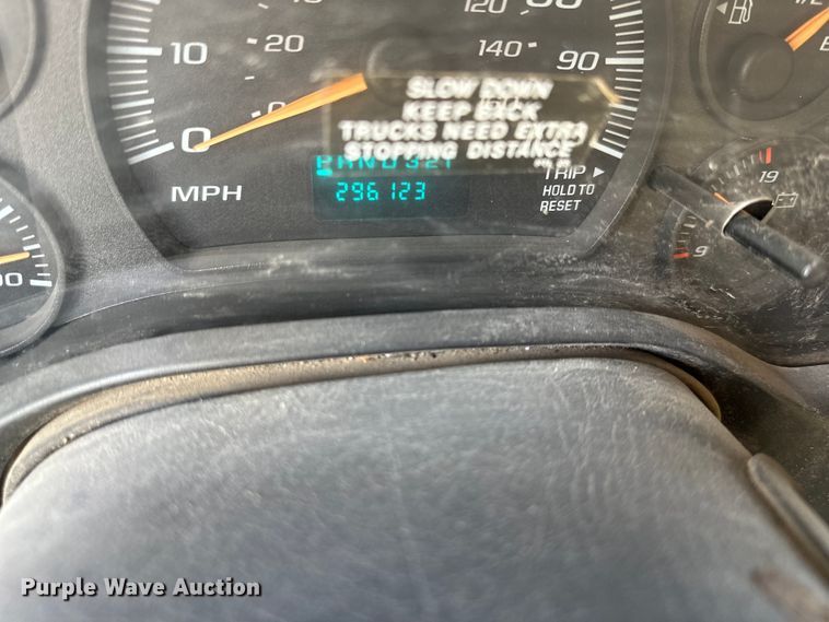 image for item OF9361 2006 GMC Savana G3500 box truck