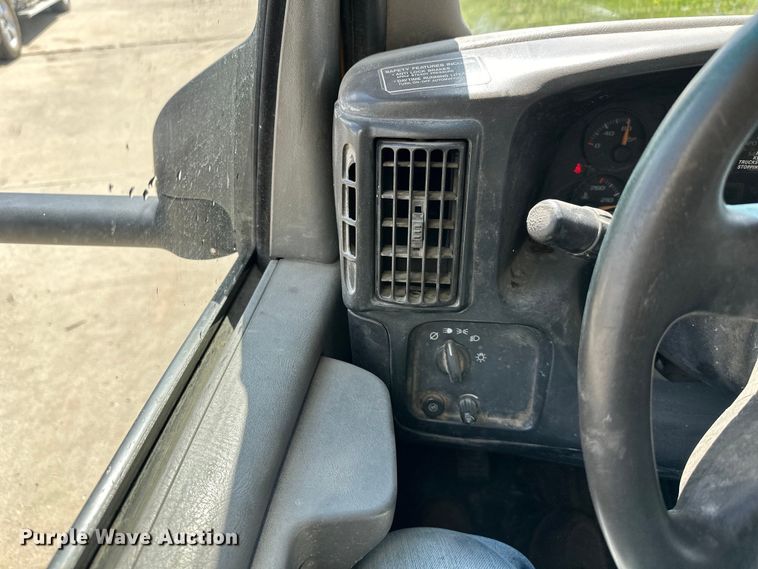 image for item OF9361 2006 GMC Savana G3500 box truck