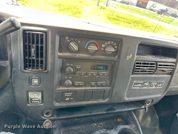 image for item OF9361 2006 GMC Savana G3500 box truck