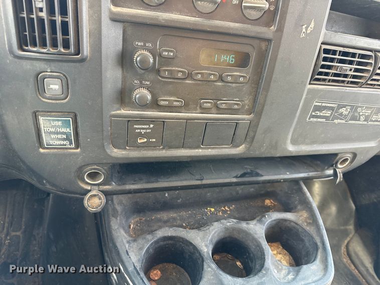 image for item OF9361 2006 GMC Savana G3500 box truck