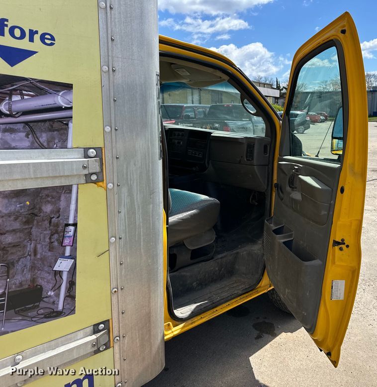 image for item OF9361 2006 GMC Savana G3500 box truck