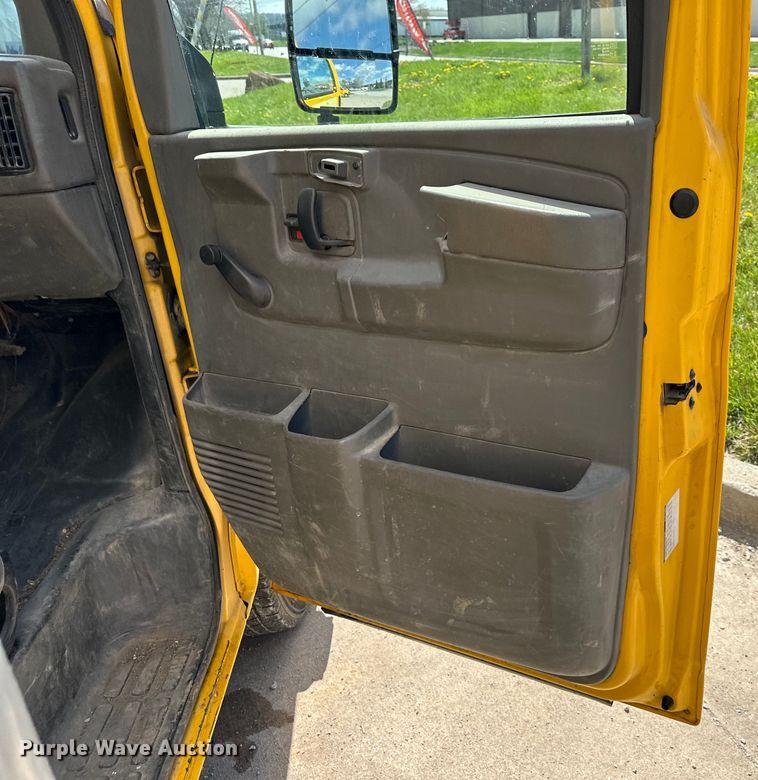 image for item OF9361 2006 GMC Savana G3500 box truck
