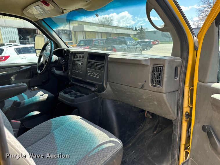 image for item OF9361 2006 GMC Savana G3500 box truck