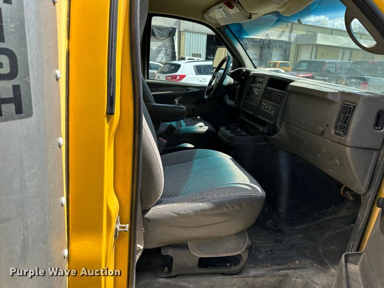 image for item OF9361 2006 GMC Savana G3500 box truck