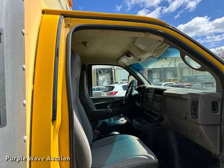 image for item OF9361 2006 GMC Savana G3500 box truck