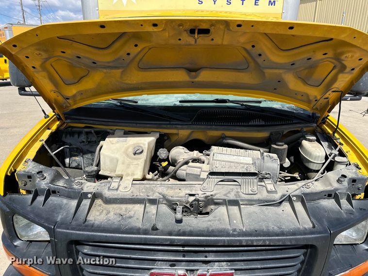 image for item OF9361 2006 GMC Savana G3500 box truck