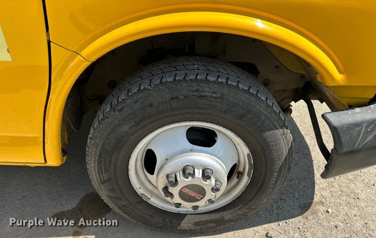 image for item OF9361 2006 GMC Savana G3500 box truck