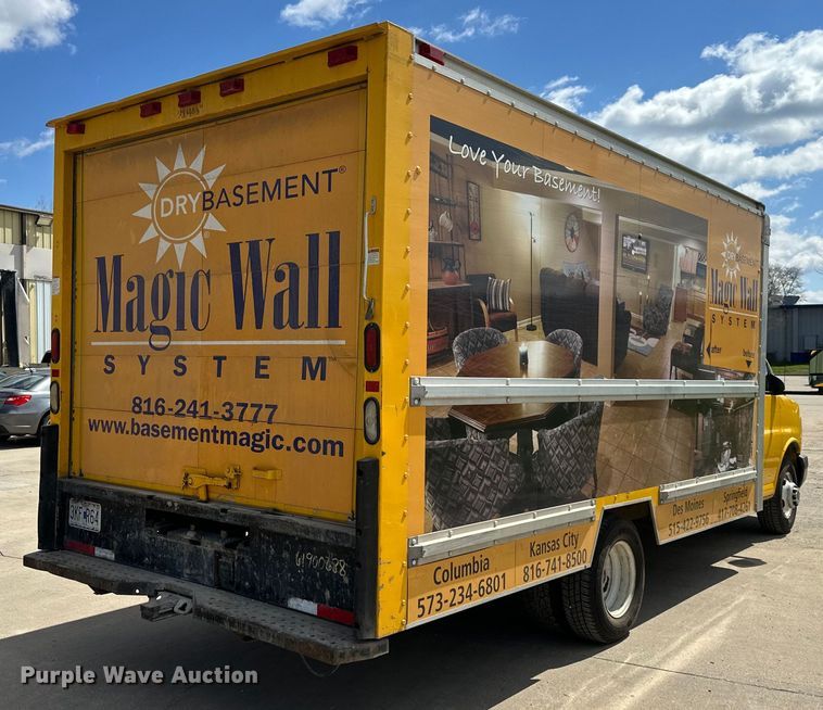 image for item OF9366 2006 GMC Savana G3500 box truck