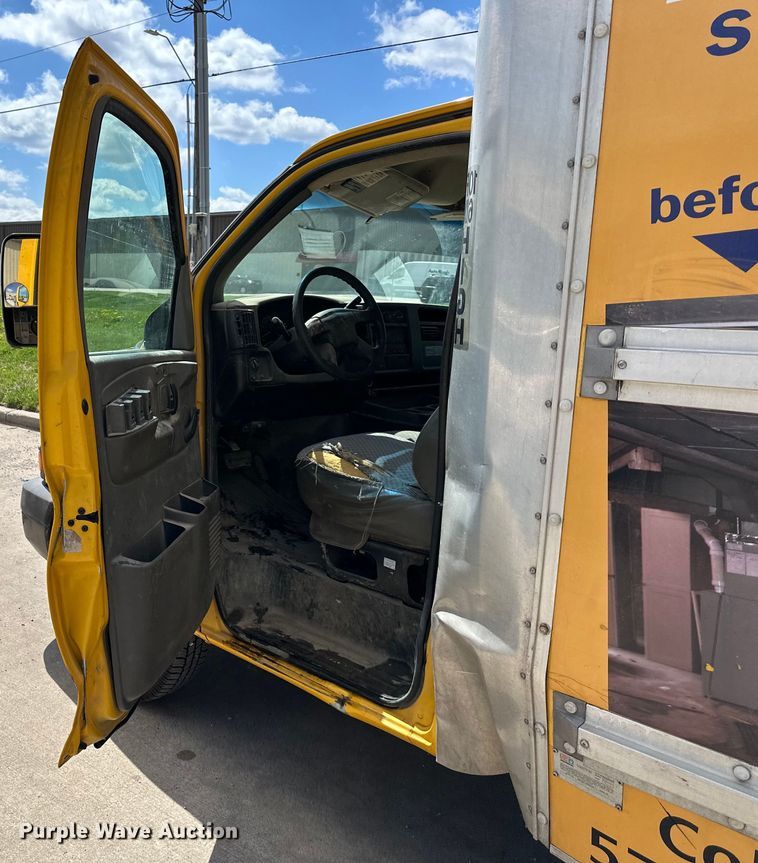 image for item OF9366 2006 GMC Savana G3500 box truck