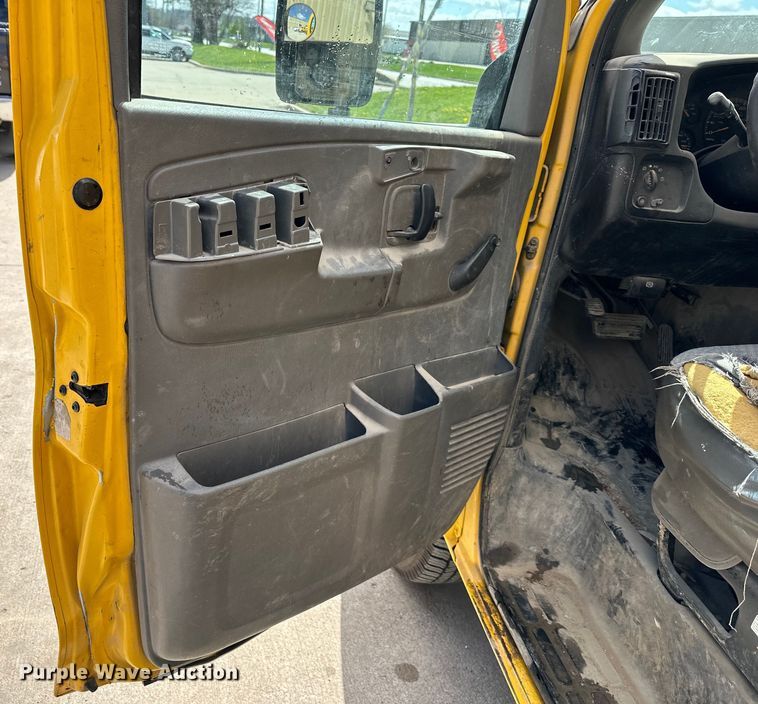 image for item OF9366 2006 GMC Savana G3500 box truck
