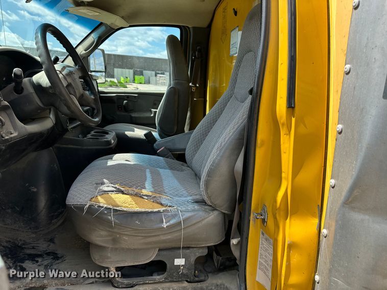 image for item OF9366 2006 GMC Savana G3500 box truck