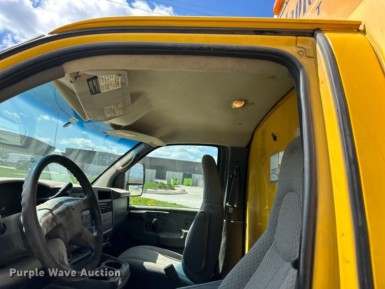 image for item OF9366 2006 GMC Savana G3500 box truck