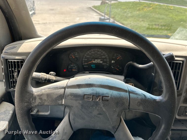 image for item OF9366 2006 GMC Savana G3500 box truck