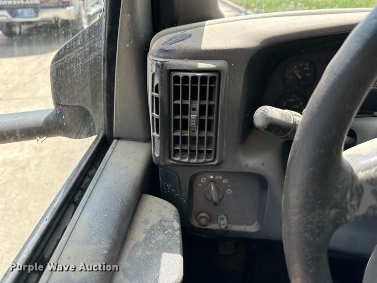 image for item OF9366 2006 GMC Savana G3500 box truck