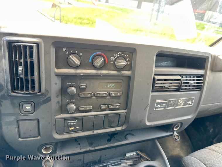 image for item OF9366 2006 GMC Savana G3500 box truck