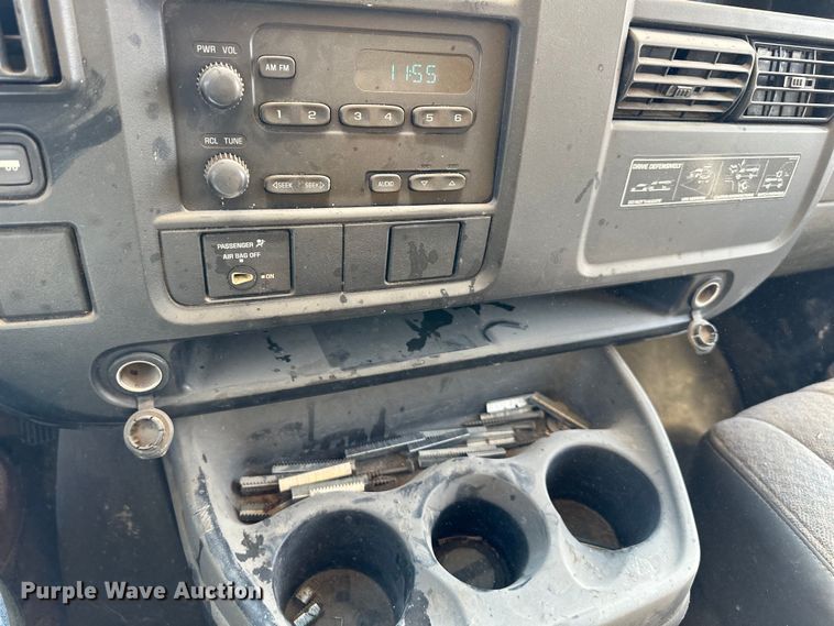 image for item OF9366 2006 GMC Savana G3500 box truck