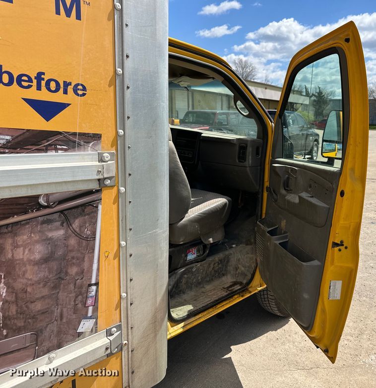 image for item OF9366 2006 GMC Savana G3500 box truck