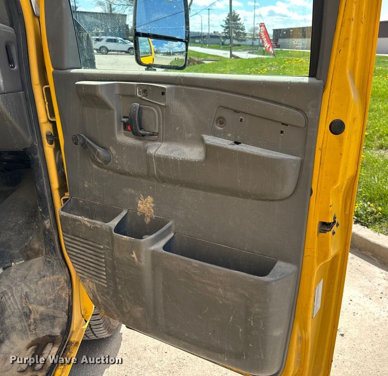 image for item OF9366 2006 GMC Savana G3500 box truck