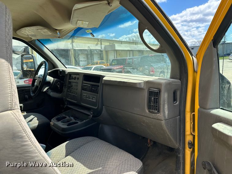 image for item OF9366 2006 GMC Savana G3500 box truck