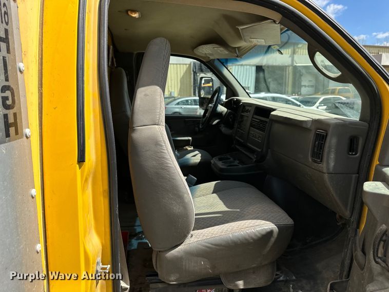 image for item OF9366 2006 GMC Savana G3500 box truck