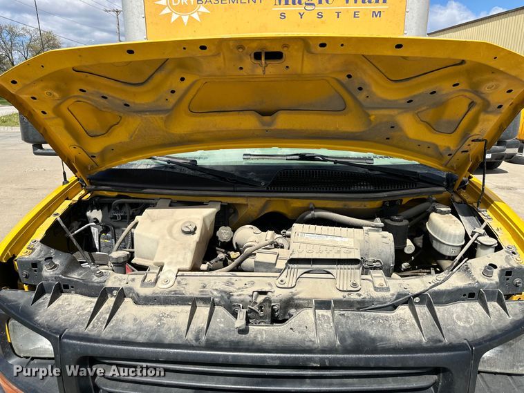 image for item OF9366 2006 GMC Savana G3500 box truck