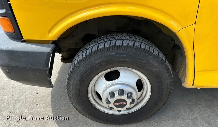 image for item OF9366 2006 GMC Savana G3500 box truck