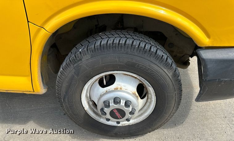 image for item OF9366 2006 GMC Savana G3500 box truck