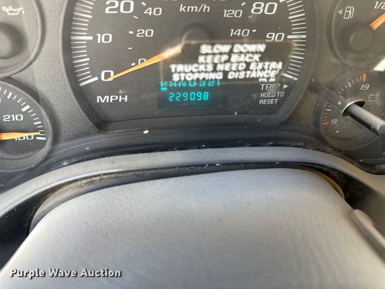 image for item OF9366 2006 GMC Savana G3500 box truck