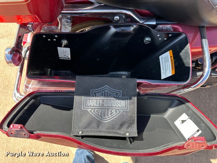 image for item OI9296 2005 Harley Davidson FLHTCI motorcycle