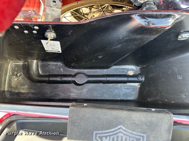 image for item OI9296 2005 Harley Davidson FLHTCI motorcycle