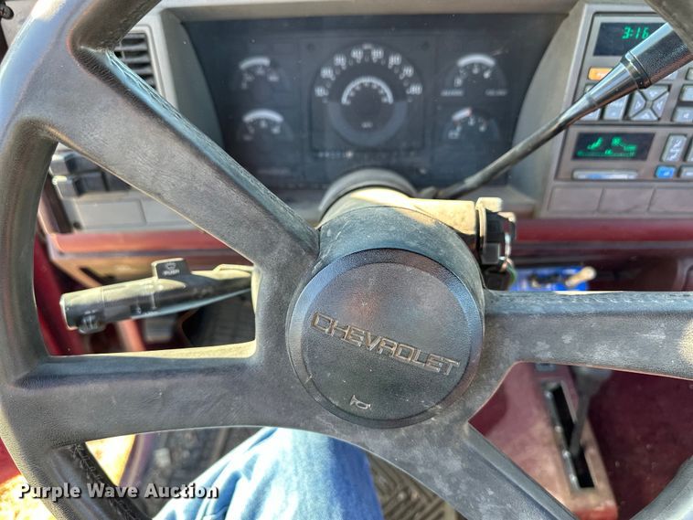 image for item OI9334 1989 Chevrolet K1500 pickup truck