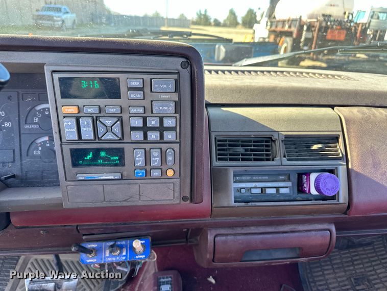 image for item OI9334 1989 Chevrolet K1500 pickup truck